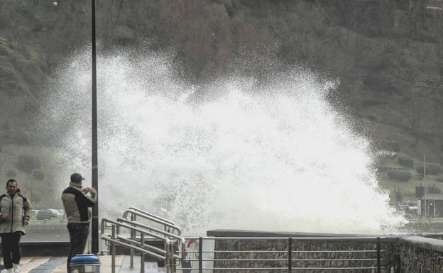 La Borrasca Justine Trae Un Fin De Semana De Fuerte Viento Y Olas De